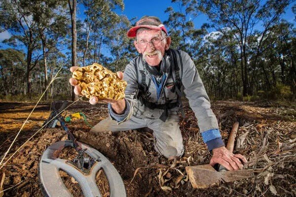 “Strike it Rich: The Unforgettable Moment When a Prospector Uncovered a 4.3kg Gold Nugget Valued at $300,000 After 37 Years of Dedication”